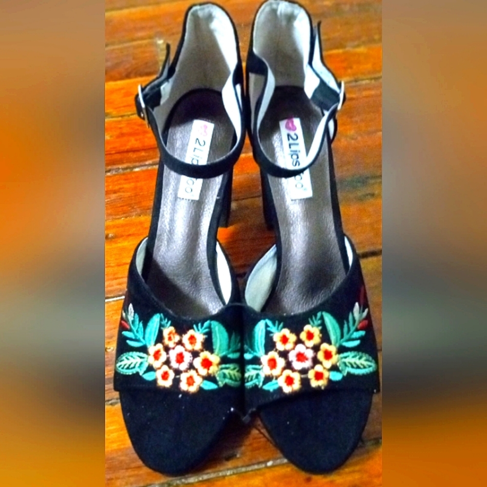 Size 11 platform with a four and a half inch heel. Bundle for more savings!